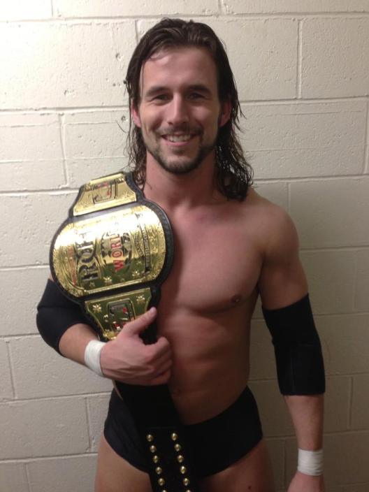 WWE Noticias: La empresa interesada en Adam Cole, Kevin Steen & Prince Devitt podrían debutar en las grabaciones de hoy de NXT, desmentido sobre el desnudo de&nbsp;AJ.