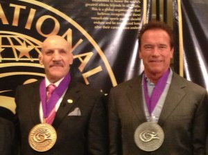 bruno-sammartino-y-arnold-schwarzenegger-en-el-international-sports-hall-of-fame-2013-tripleh