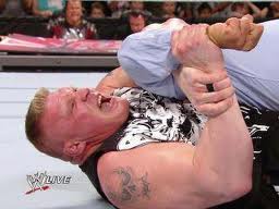 lesion de brazo de triple h