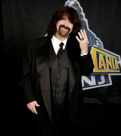 mick-foley-con-el-anillo-de-wwe-hall-of-famer-class-2013-facebookwwehof