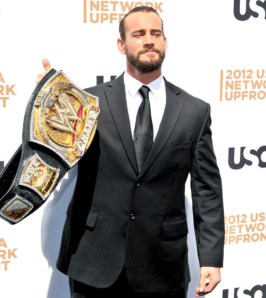 CM Punk trajeado