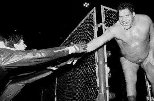 WWE Noticias. Se publican una serie de fotos «raras» de Andre el Gigante, ¿Kane deja el Wrestling?, ¿quiénes son los Top en ventas de WWE?, la «no entrevista» a Triple&nbsp;H.