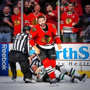 CM Punk en un partido de hockey