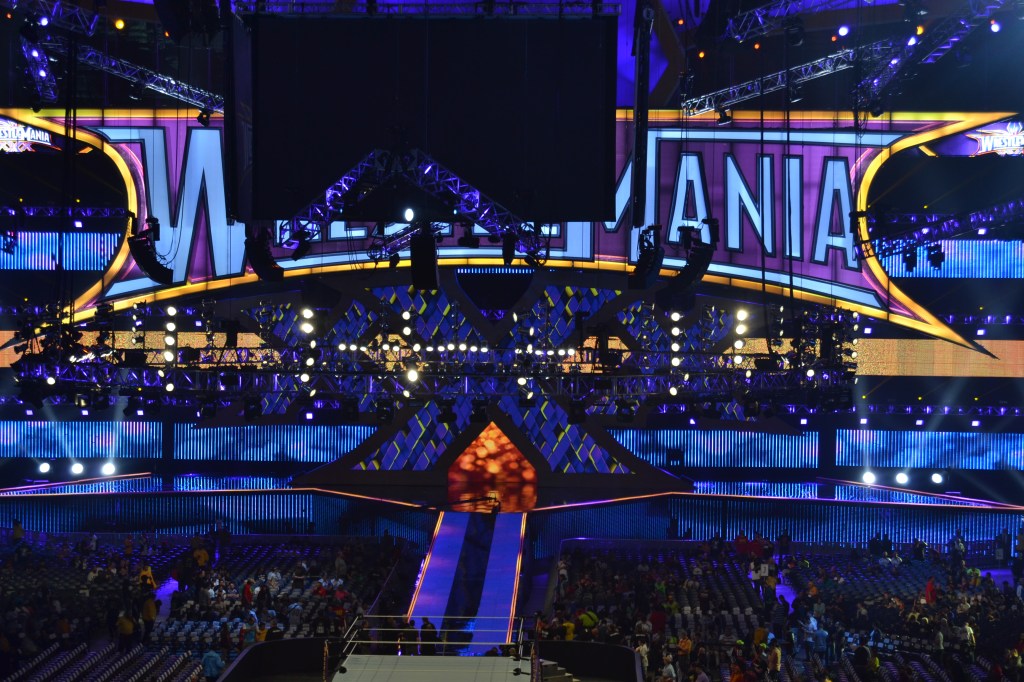 WWE Noticias. ¿Problemas con los fans en WM?, Bryan portada de los periódicos, backstage de Hogan, Rock y Austin, vídeo promocional de WM 31, fallo de vestuario de&nbsp;Cameron.