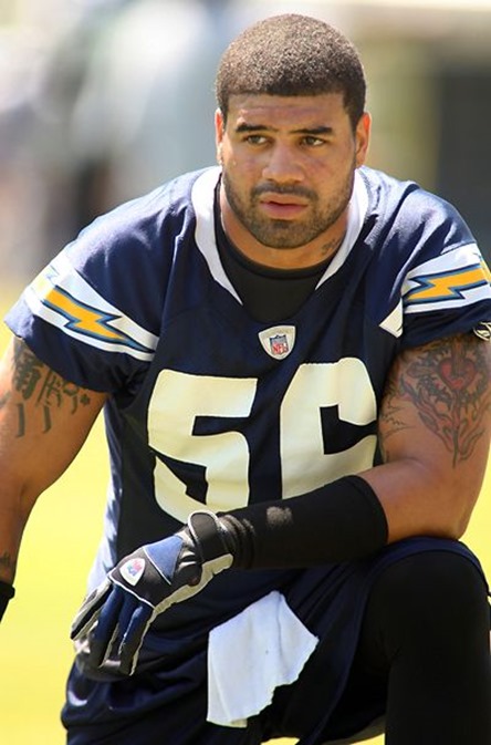 WWE Noticias: Shawne Merriman aún en negociaciones / Los aficionados opinan sobre el «turn heel» de Rollins / Se acerca el final de «Legends House» / Próximos eventos de NXT /  Trailer: » Road to&nbsp;Paloma»