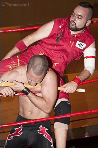 Mike Cólera somete a Axel Salazar con un Kendo StickMike Cólera somete a Axel Salazar con un Kendo Stick