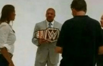 Triple H sostiene el nuevo diseño del WWE Championship