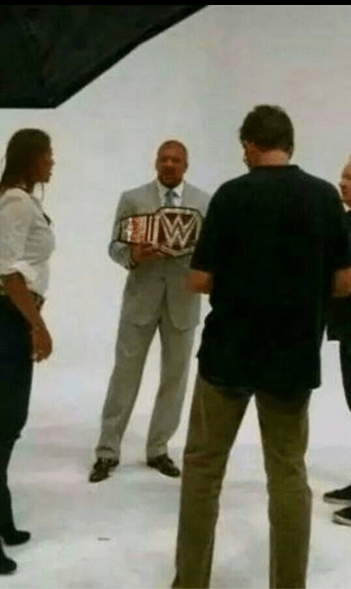 Triple H sostiene el nuevo diseño del WWE Championship