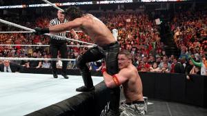 Cena interfiriendo a Rollins