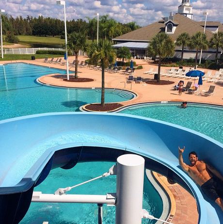 bad news barret en parque acuático