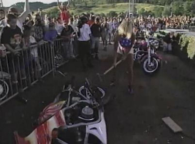 Madusa destruye la moto de Bull Nakano's