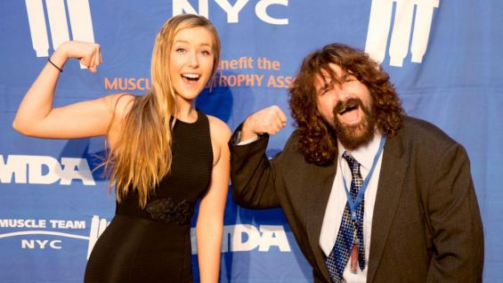 Noelle Foley junto a su padre Mick Foley