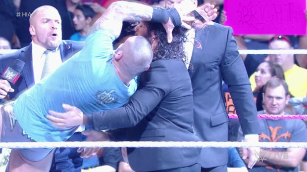 Randy Orton aplica RKO a Rolkins