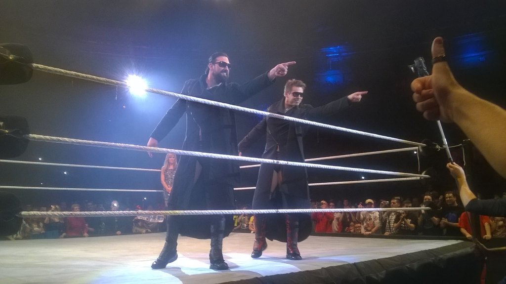 The miz y Damien Sandow  retienen campeonatos de parejas ante los usos por&nbsp;descalifiación