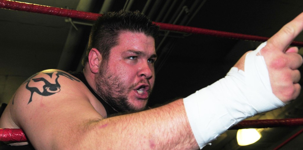 WWE NOTICIAS. Kevin Steen se llamará Kevin Owens por Owen Hart, WWE desmiente a Chael Sonnen, actualidad de Reigns, WWE quería a Rey Mysterio para la gira de México, abucheos en Londres al vídeo de disculpa de&nbsp;McMahon.