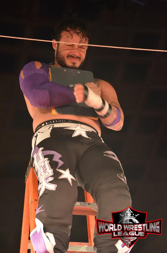 Mr. 450 con el contrato que lo acredita como retador número uno al Campeonato de las Américas de la WWL.