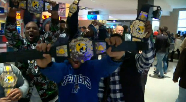 Aficionados de los Grizzlies con los cinturones regalados por el club