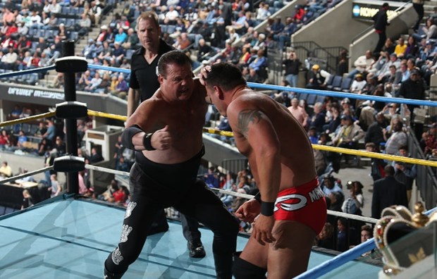 Jerry Lawler luchando en la media parte del partido de baloncesto
